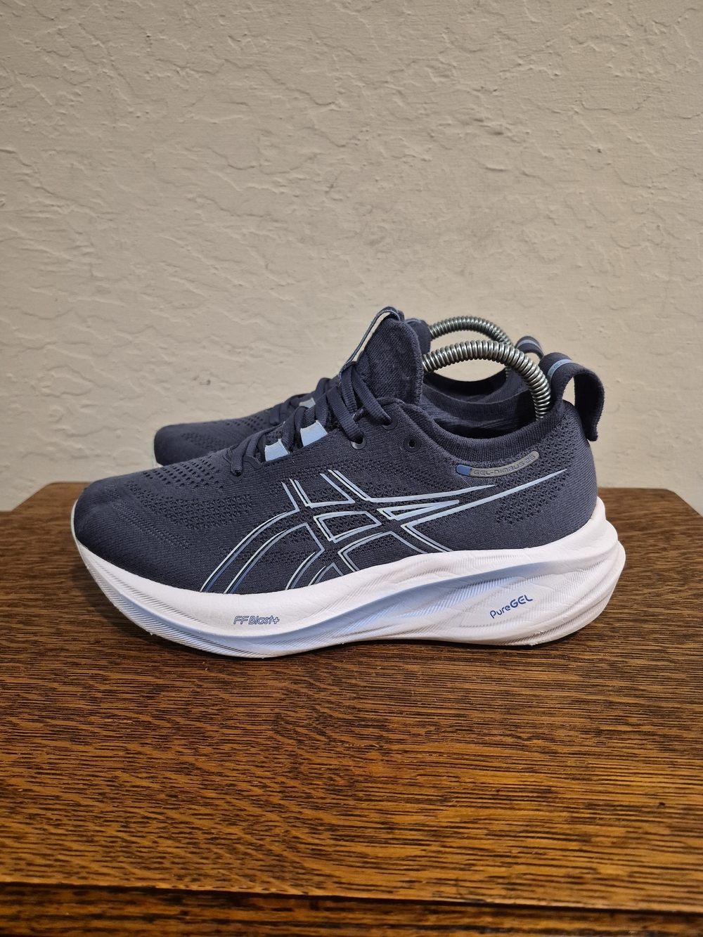 ASICS Gel-Nimbus 26 Athletic Running Shoes
Women's Size US 7